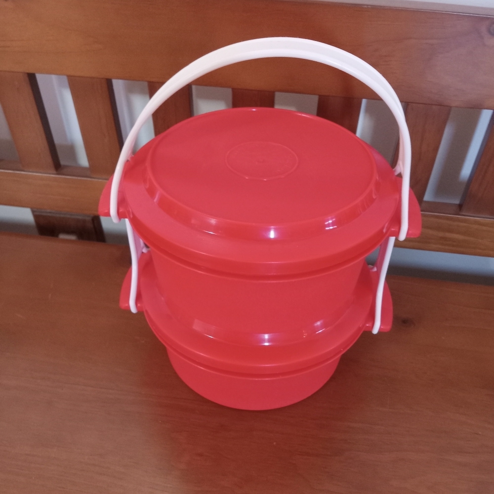 2 Tupperware Superseal Bowls with carrier excellent shape